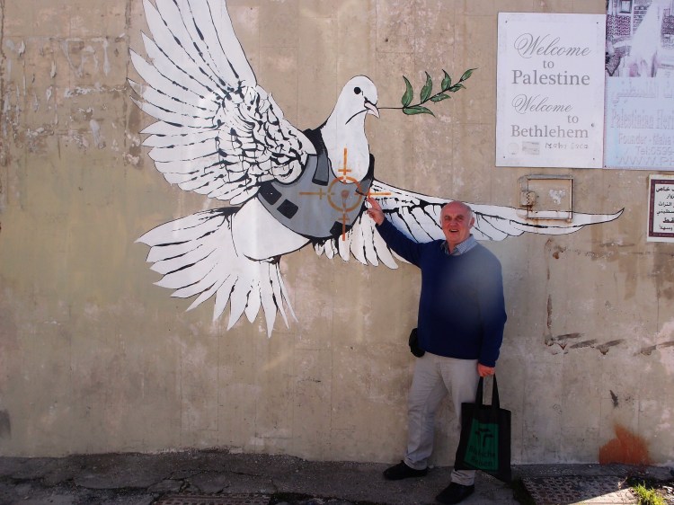 Friedenstaube von Banksy in Bethlehem - Palästina Gruppenreise - Georg Berthold